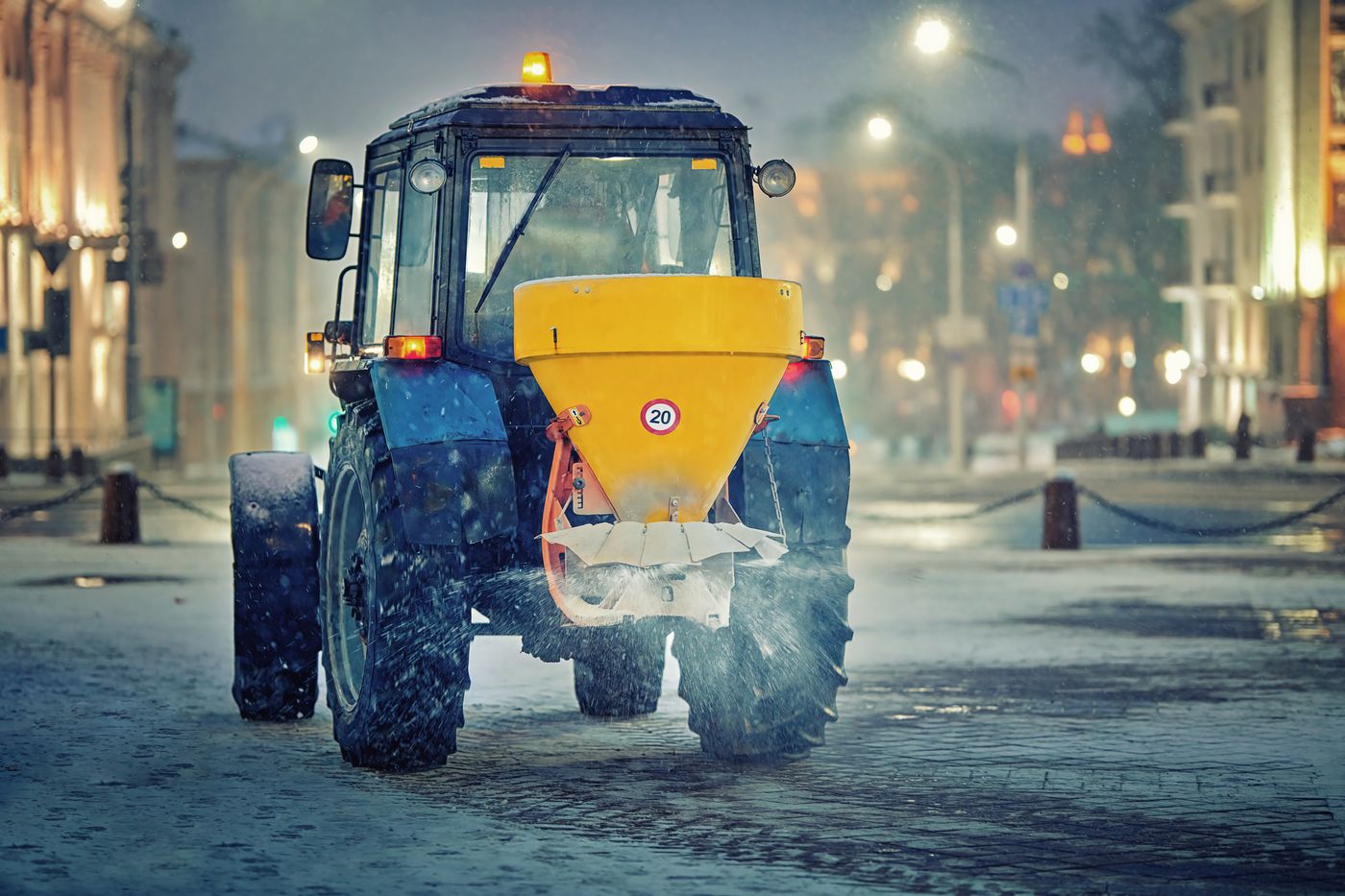 Posypywanie solą — traktor z piaskarką
